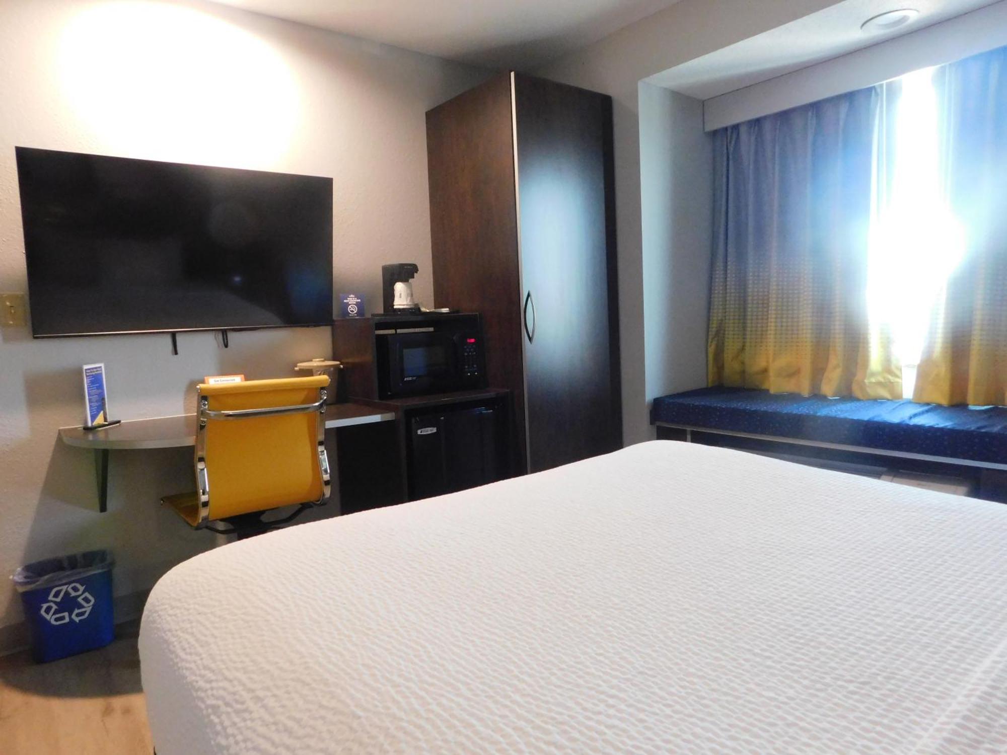 Microtel Inn & Suites By Wyndham Wheeling At The Highlands Triadelphia Buitenkant foto