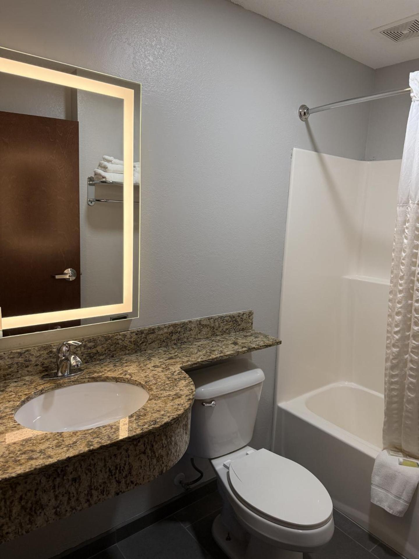 Microtel Inn & Suites By Wyndham Wheeling At The Highlands Triadelphia Buitenkant foto